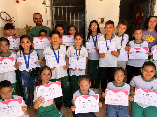 Alunos de Escola Municipal em Pilõezinhos recebem medalhas por classificação na Olimpíadas de Matemática